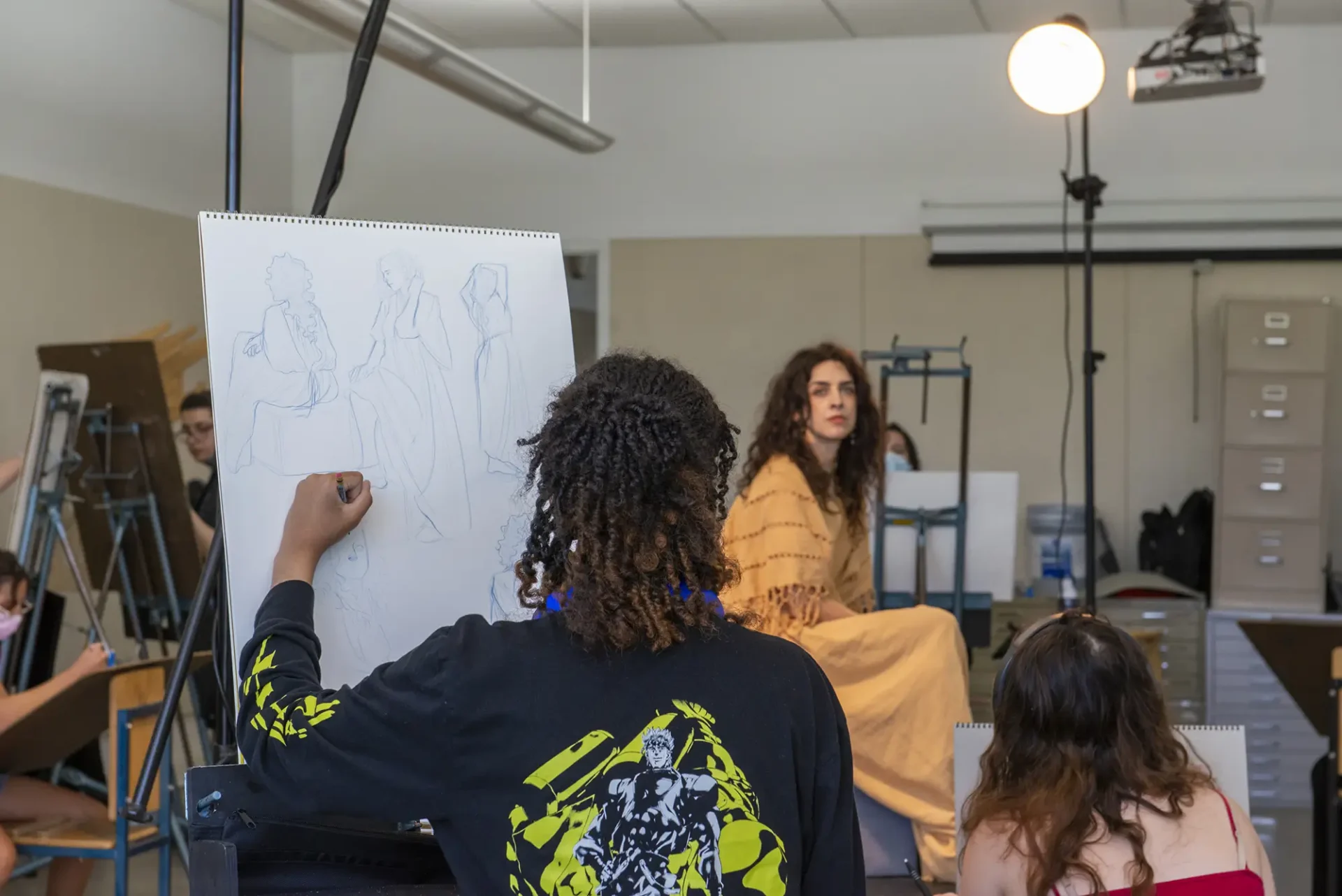 Dual Enrollment students in a drawing classroom.