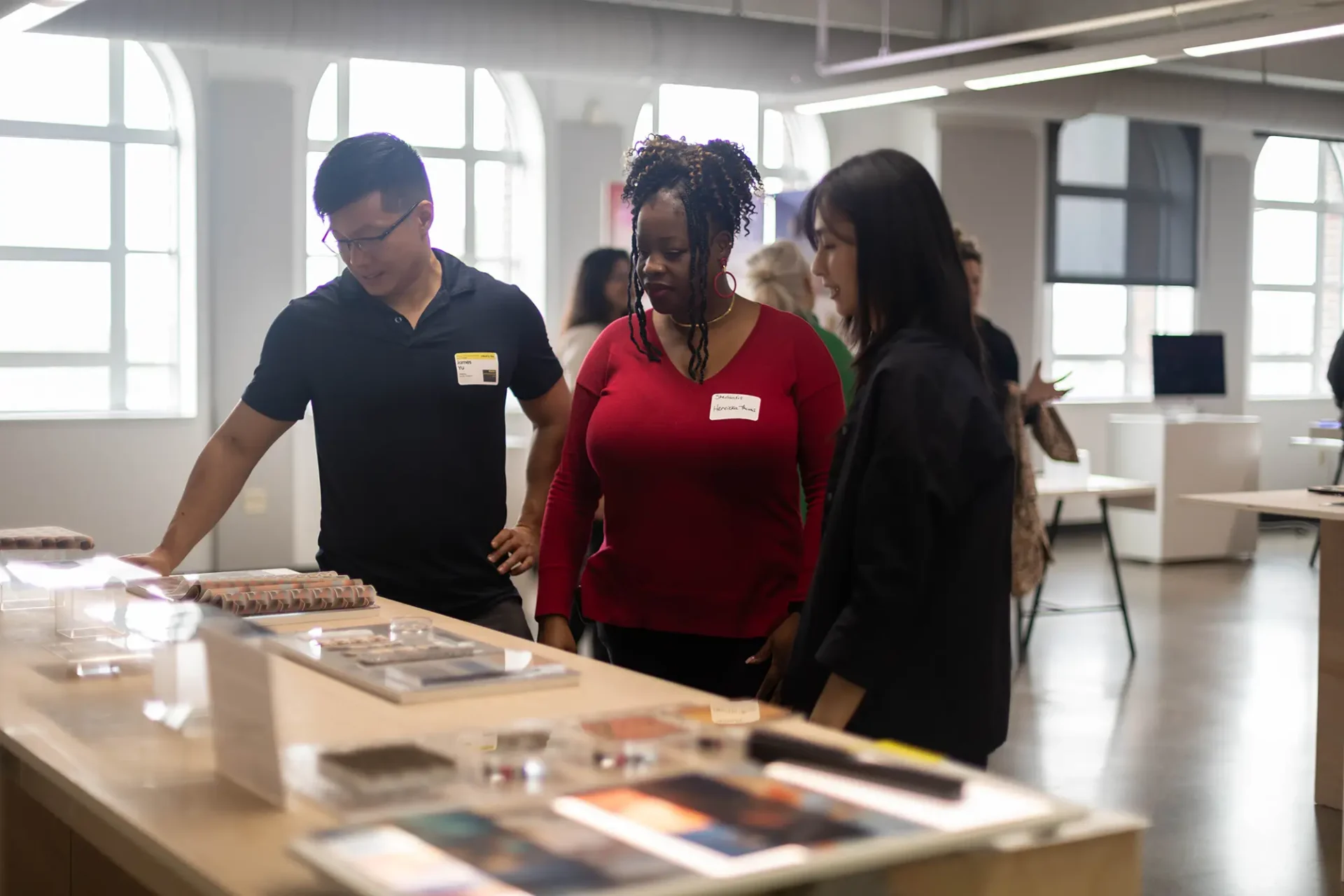 Woman meeting with International students.
