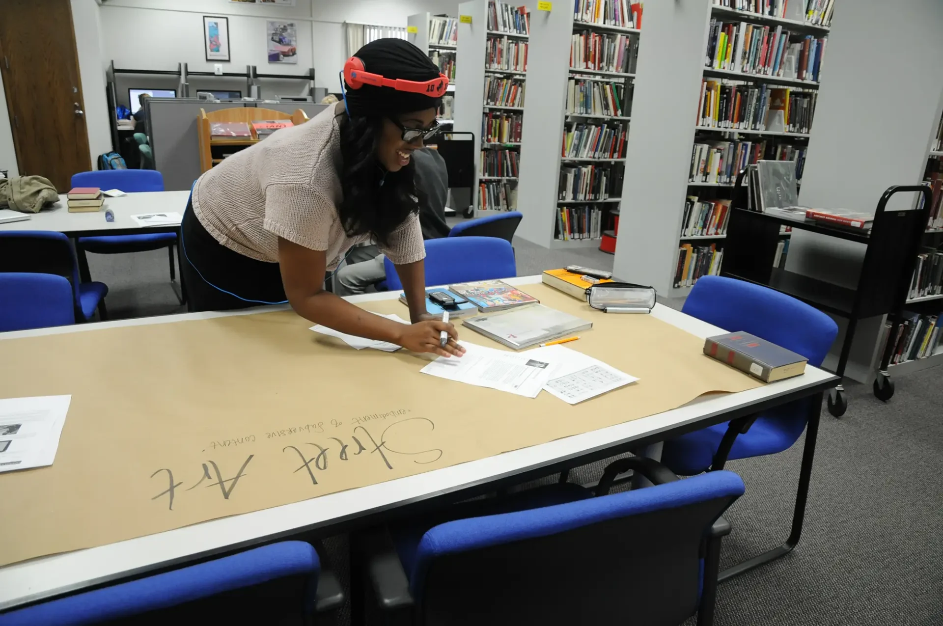 Student working on their project in ����ר��'s library.