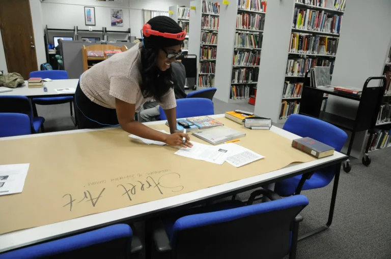 Student working on their project in ����ר��'s library.
