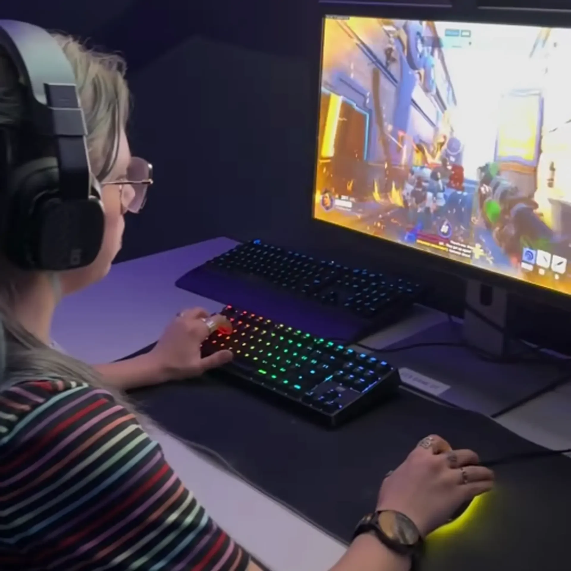 Student playing E-Sports.
